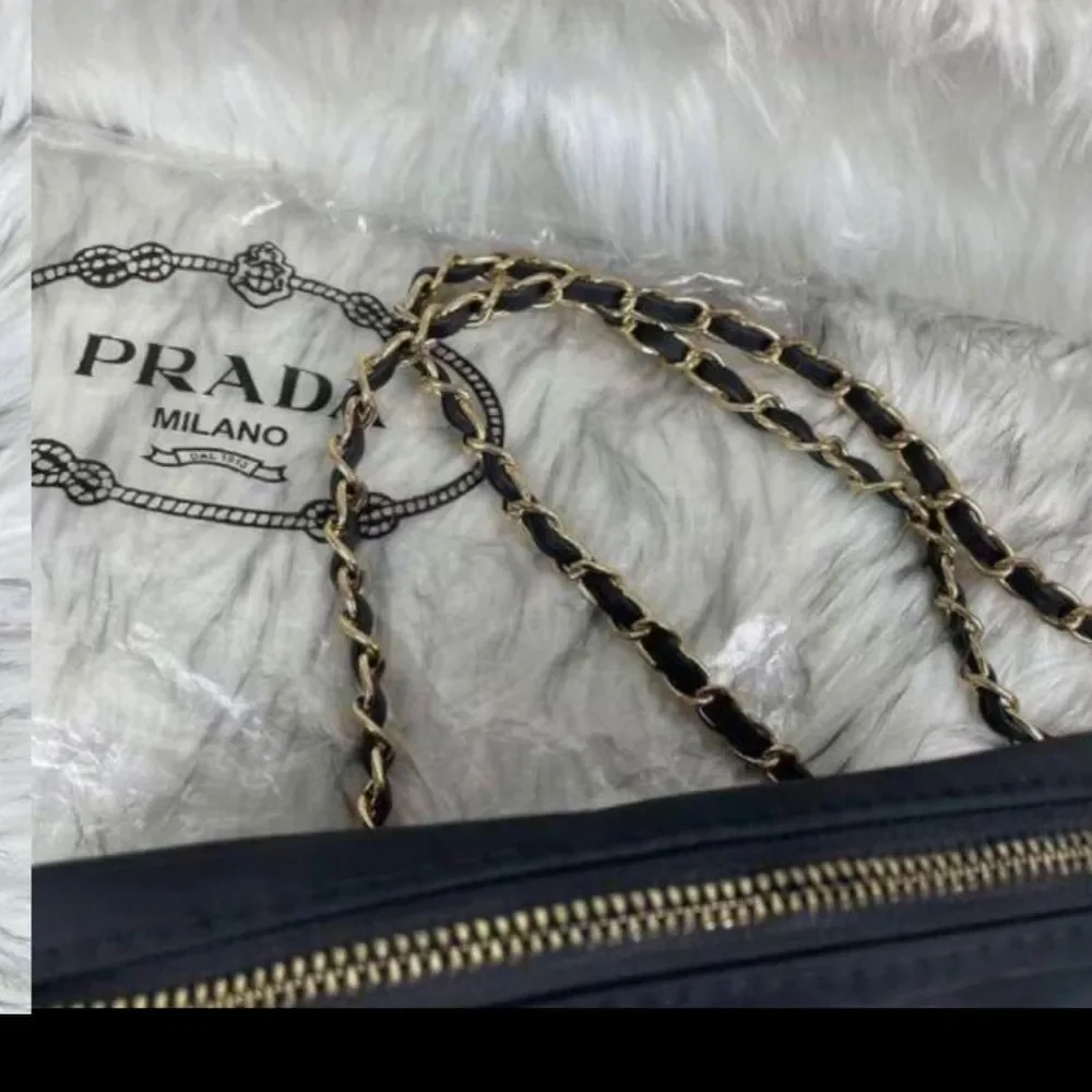 New black Small purse with Zipper and gold Chain belt should purs - Picture 4 of 15